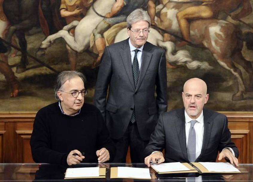 Sotto lo sguardo del Premier Paolo Gentiloni, Marchionne e Claudio Descalzi firmano l&#39;intesa Eni-Fca per ridurre le emissioni di anidride carbonica. LaPresse